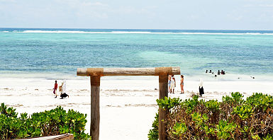 Villa Kiva Resort - Touristes profitent de l'accès privilégie à la Gonden Beach à Matemwe