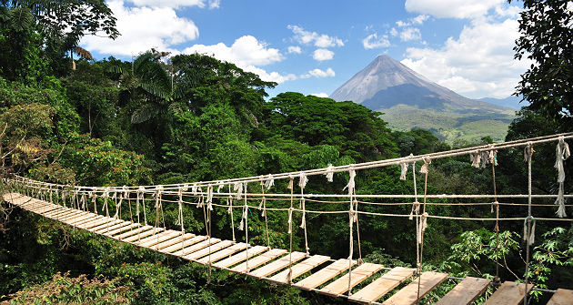 Pont devant le Volcan Arenal au Costa Rica