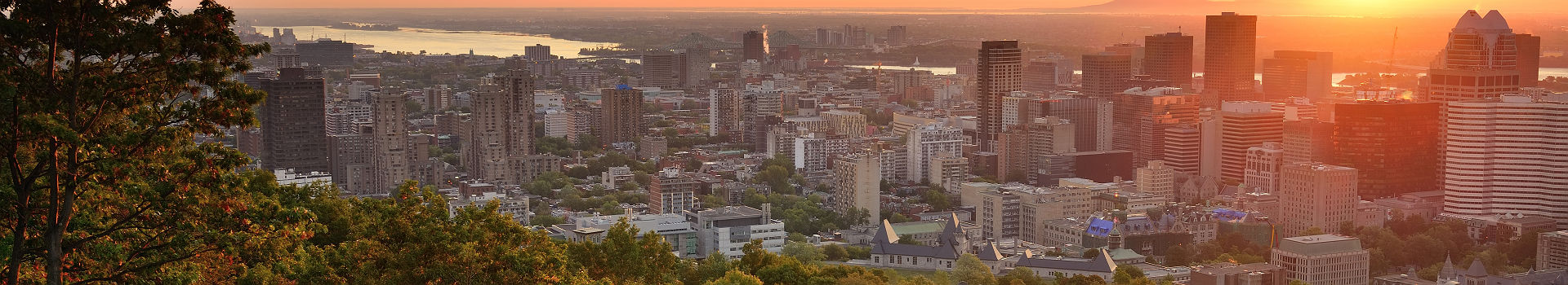 Québec - Vue sur la ville et les grattes-ciel de Montréal au coucher de soleil