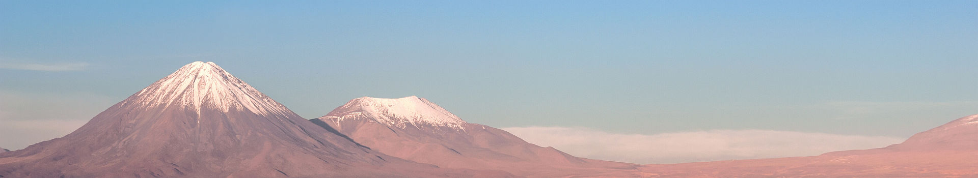 Les volcans Licancabur et Juriques, vallée de la lune, désert d'Atacama - Chili