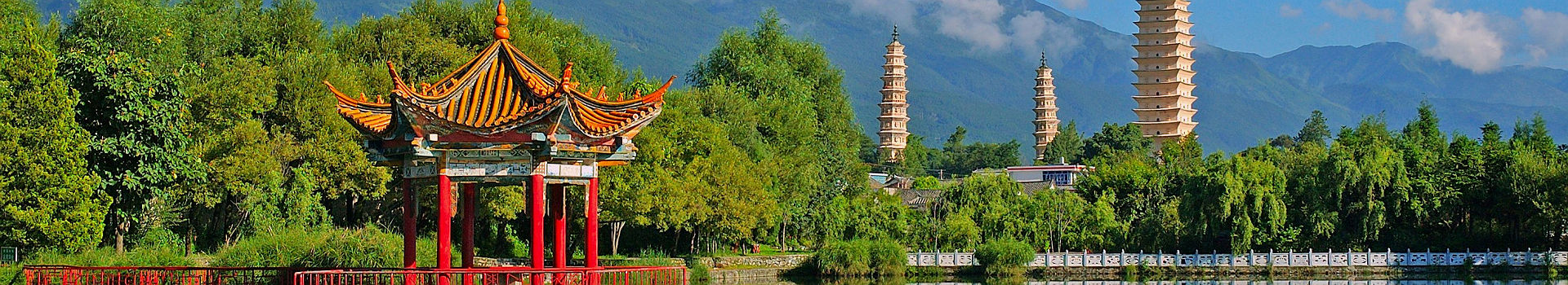 Vue de la ville de Dali en Chine avec le temple des 3 pagodes en arrière plan