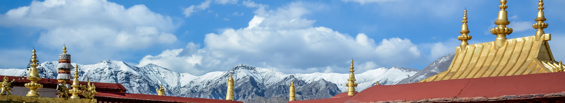 Tibet - Cour intérieure du temple bouddhiste Jokhang à Lhassa avec les montagnes Himalaya en arrière-plan
