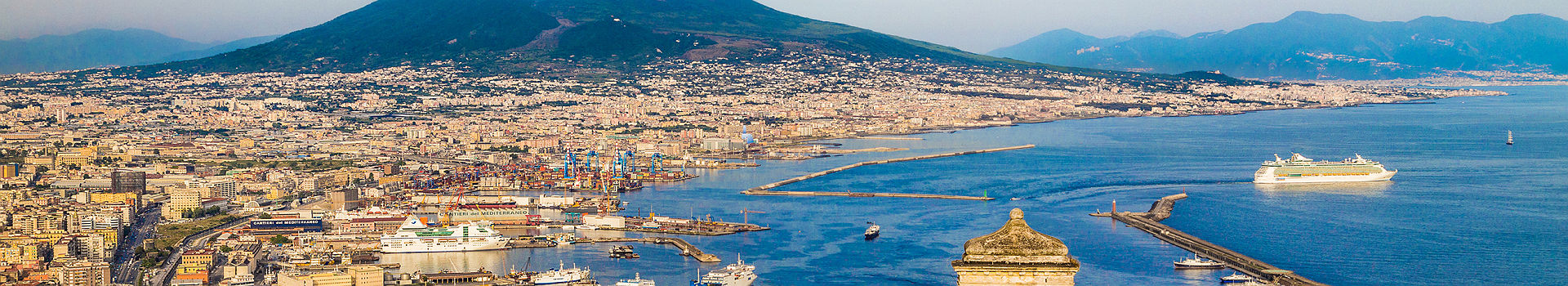 Italie - Vue sur la ville et le port de Naples
