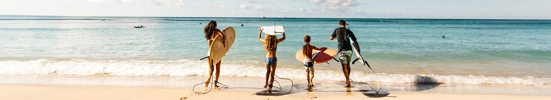 Famille partant surfer à Hawaii -  HTA-Ben Ono
