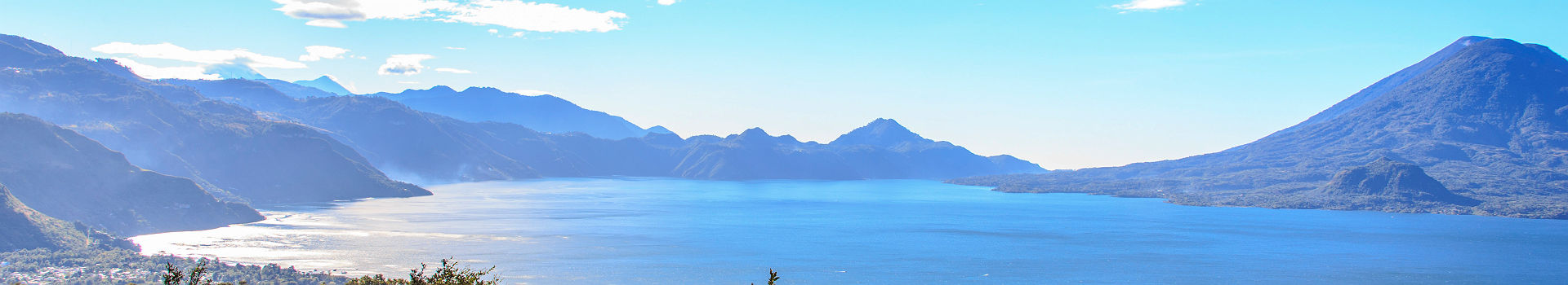 Guatemala - Vue sur le lac Atitlan et le volcan actif Agua