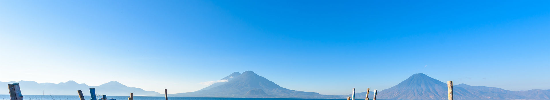Guatemala - Vue sur le lac Atitlan et le volcan Toliman depuis un quai de bateaux