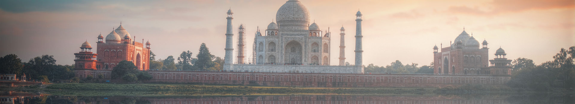 Inde - Vue sur le mausolée de Taj Mahal et effet miroir sur la rivière Yamuna, à Agra