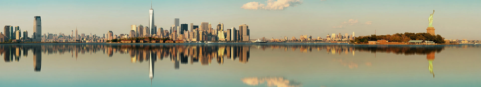 Manhattan - Vue de la ville et effet miroir sur l'eau