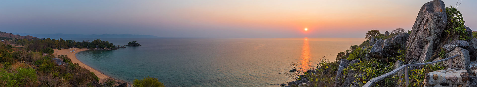 Kaya Mawa Lodge - Vue sur le lac Malawi depuis le lodge au coucher de soleil