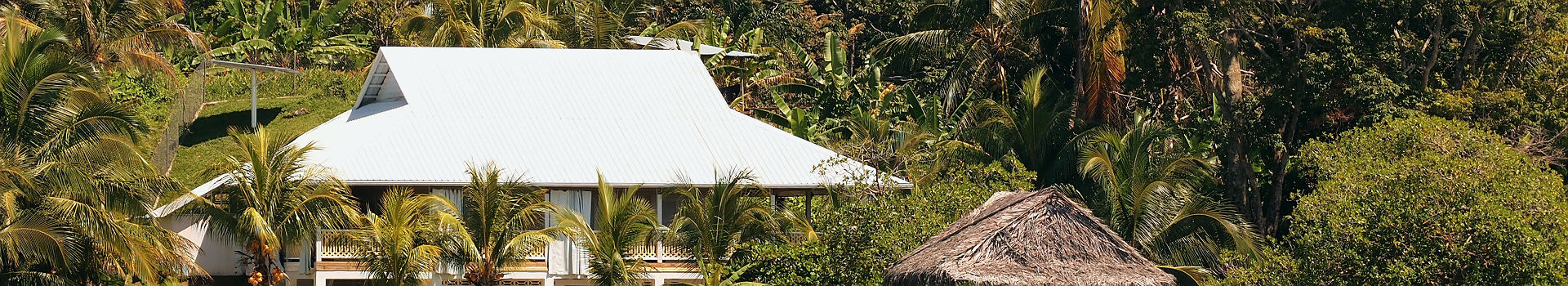 Maison tropicale sur le plage avec des cocotiers au Panama