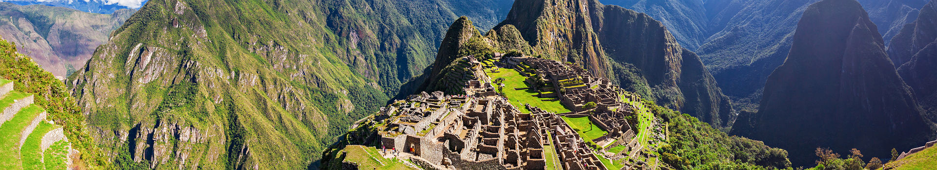 Pérou - Vue sur le site de Machu Picchu et ses paysages escarpées