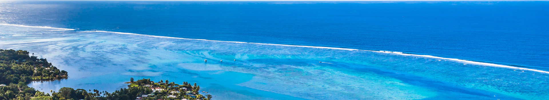 Polynésie - Vue sur le lagon bleu et l'île de Bora Bora