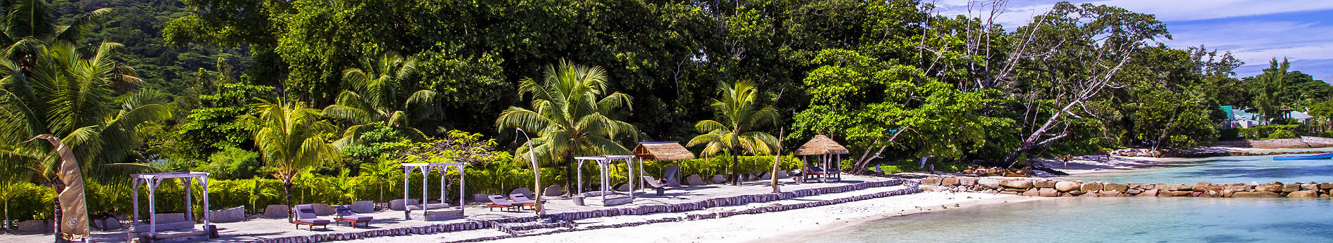 Domaine de l'Orangeraie - Espace privatisé sur la plage avec des chaises longues