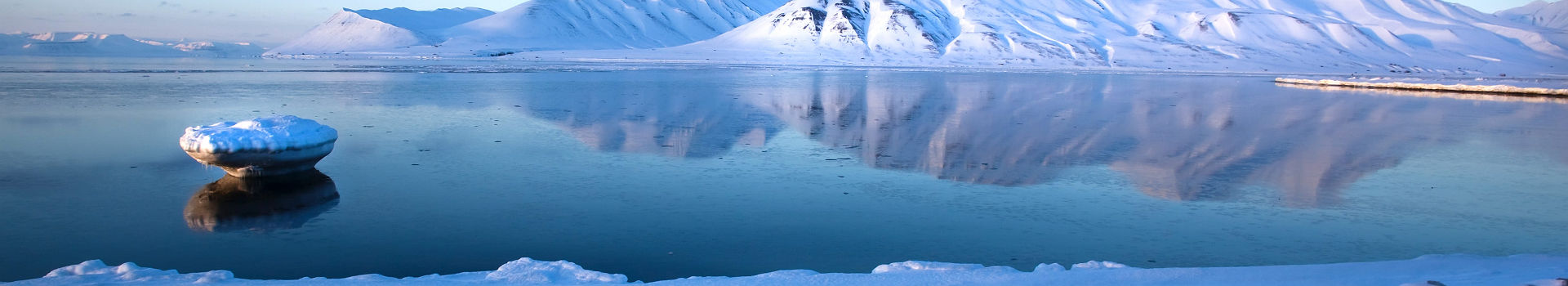 Spitzbergen mountain reflet dans Isfjord paysage d'hiver