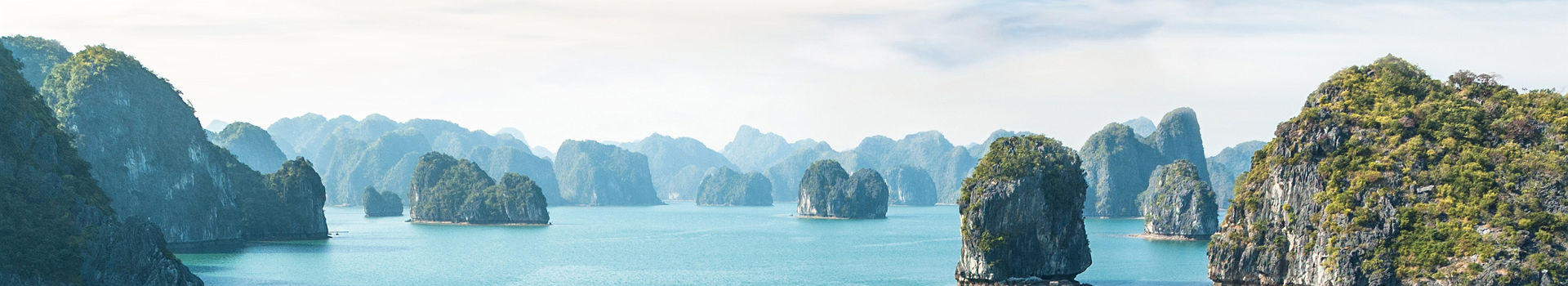 Vietnam - Bateaux de transport de passagers naviguent dans la baie Halong