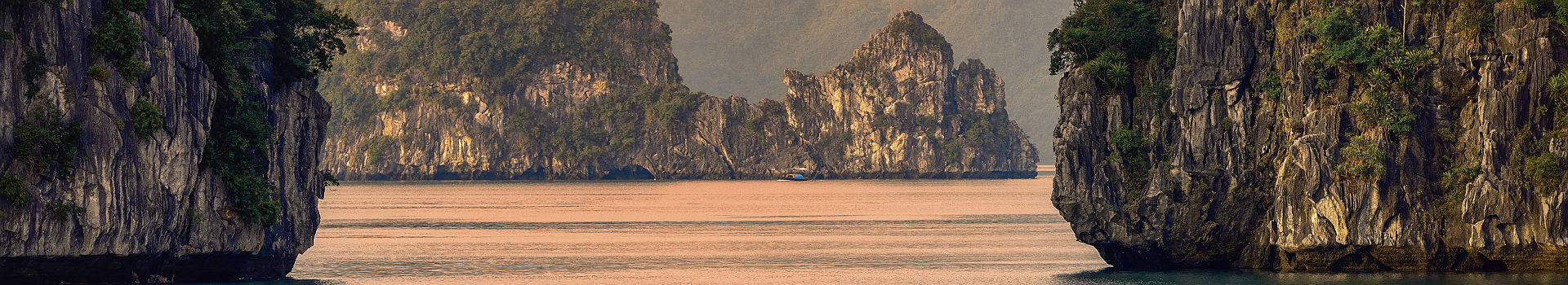 Vietnam - Bateau de pêche dans la baie Ha Long