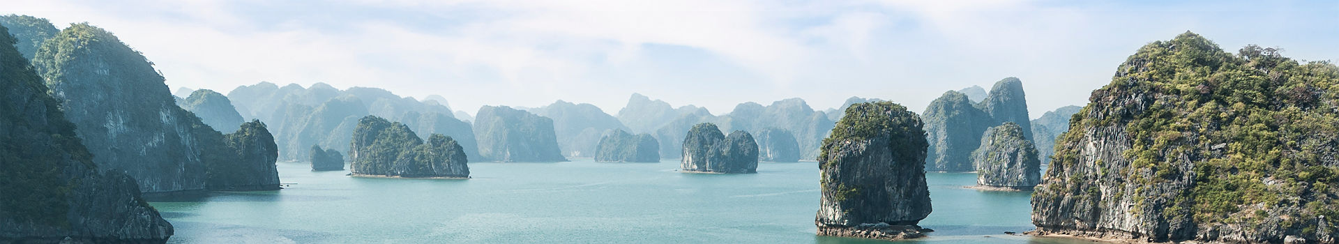 Vietnam - Bateaux de transport de passagers naviguent dans la baie Halong