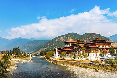 Bhoutan - Vue sur le palais de Punakha Dzong au bord d'une rivière