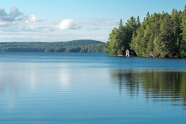 Canada - Cabane en bois au bord d'un lac au parc provincial Algonquin