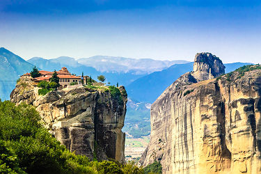 Grèce - Vue sur le monastère Agios Stefanos Saint Stefan sur un rocher, Meteora