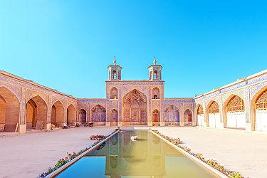 Iran- Cour extérieure de la mosquée de Nasir ol Molk et son bassin Shiraz