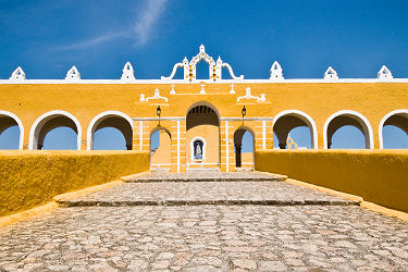 Mexique - Façade de l'église San Bernadino à Izamal
