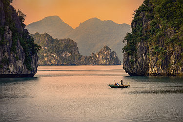 Vietnam - Bateau de pêche dans la baie Ha Long