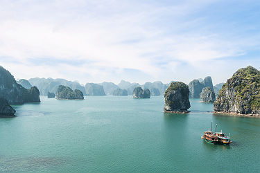 Vietnam - Bateaux de transport de passagers naviguent dans la baie Halong