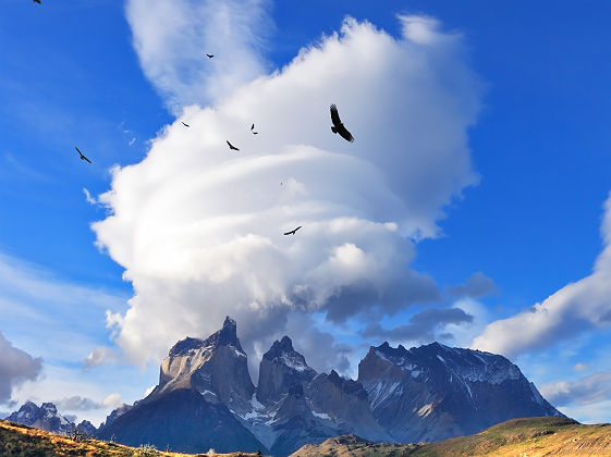 Incroyable nuage au dessus des falaises de Torres del Paine - Patagonie, Chili