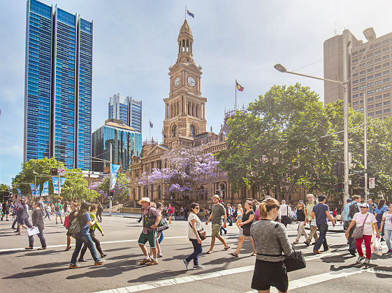 Australie - Foule de personnes qui marchent dans la George Street avec la mairie en arrière-plan, Sydney