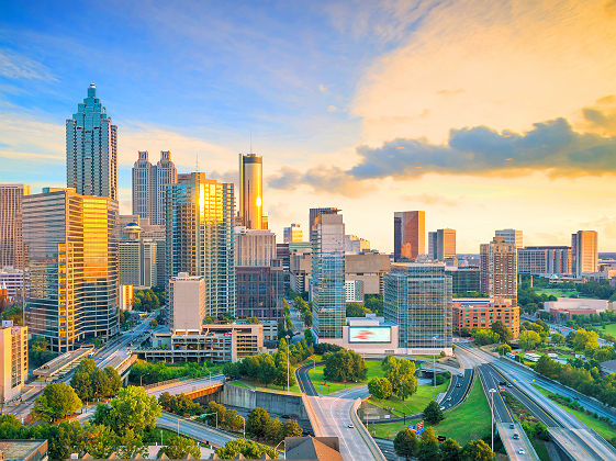 Skyline de la ville d'Atlanta au coucher du soleil en Géorgie