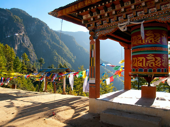 Monastère de Taktshang à Paro avec les drapeaux de prières et un moulin à prières - Bhoutan