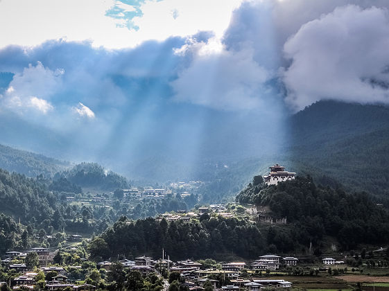 Bhoutan - Rayons de soleil pénètrent entre les nuages sur la vallée de Bumthang