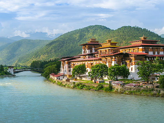 Bhoutan - Vue sur le monastère forteresse Punakha au bord du fleuve