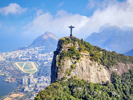 Brésil - Vue sur la statue du Christ et la ville de Rio en arrière-plan