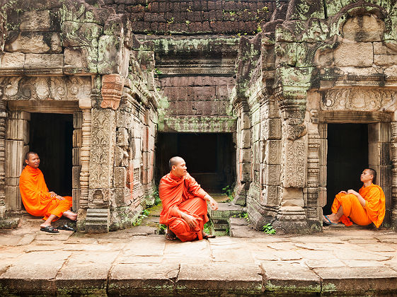 Moines se détendant dans les ruines d'un temple - Cambodge