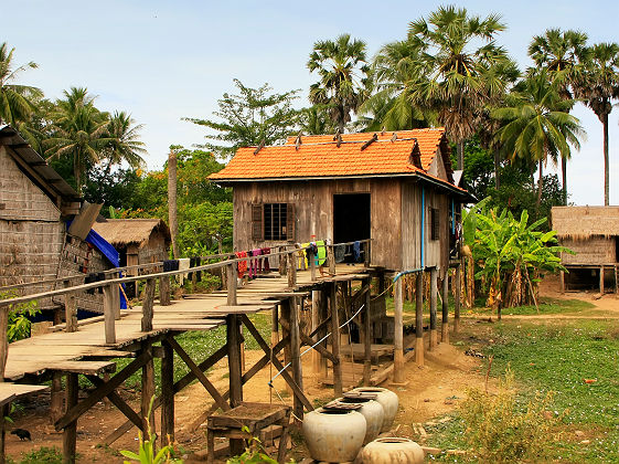 Maisons sur pilotis dans un petit village près de Kratie - Cambodge