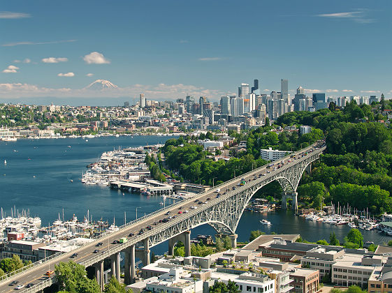 Drone Shot de Seattle avec le mont Rainier en fond