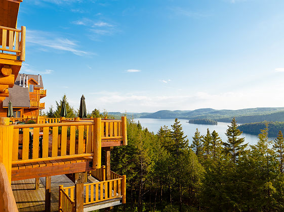 Vue sur un lac depuis les balcons de l'hôtel Sacacomie