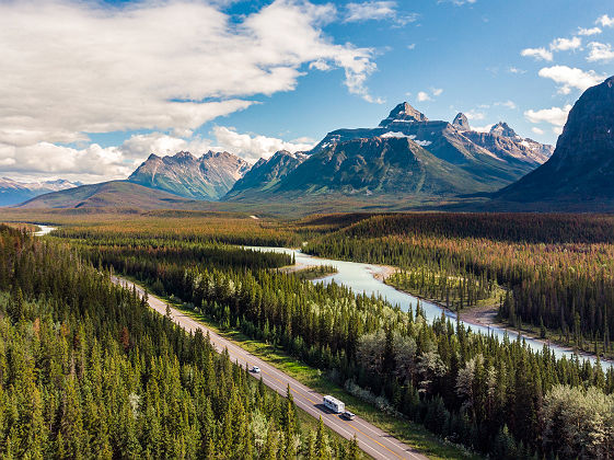 Vue aérienne sur les Rocheuses Canadiennes sur la Icefields Parkway entre les parcs de Banff et Jasper - Alberta, Canada