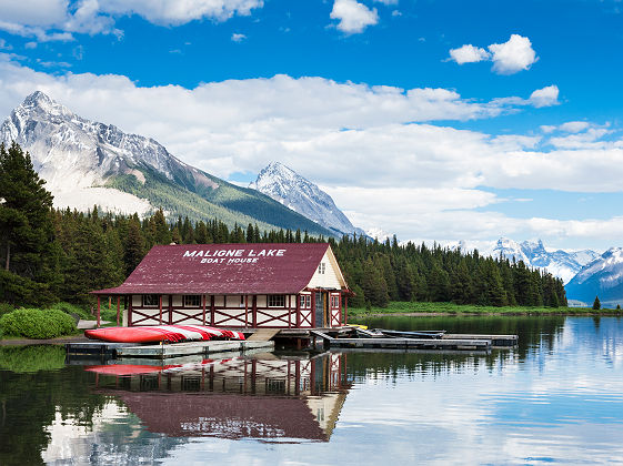 Hangar à bateau sur le lac Maligne dans le Parc National Jasper - Alberta, Canada