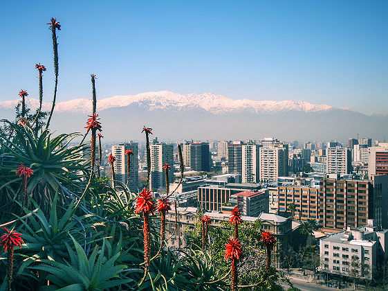Chili - Vue sur la ville de Santiago et les Andes depuis la colline de Santa Lucia