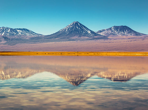Chili- Lac et effet miroir dans le désert d'Atacama