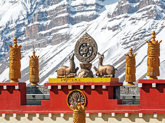 Roue Dharma sur le toit d'un temple dans les montagnes - Tibet