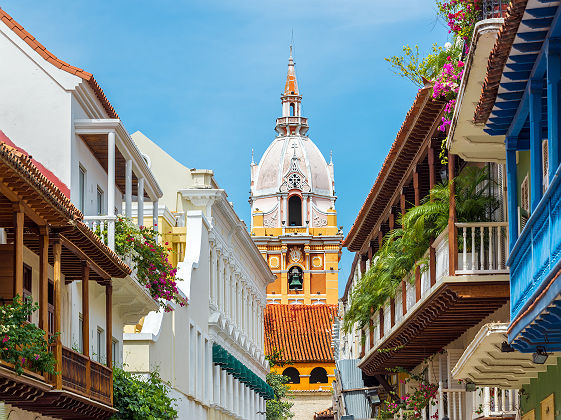 Colombie - Cathédral de Carthagène entre les maisons historiques