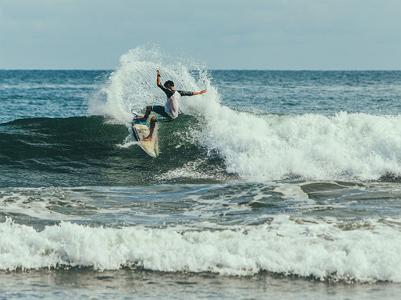 Surfeur sur la plage Venao - Panama