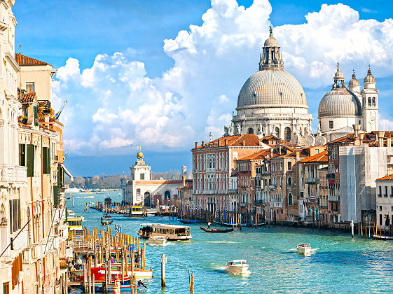 Le Grand Canal et la Basilique Santa Maria della Salute de Venise - Italie
