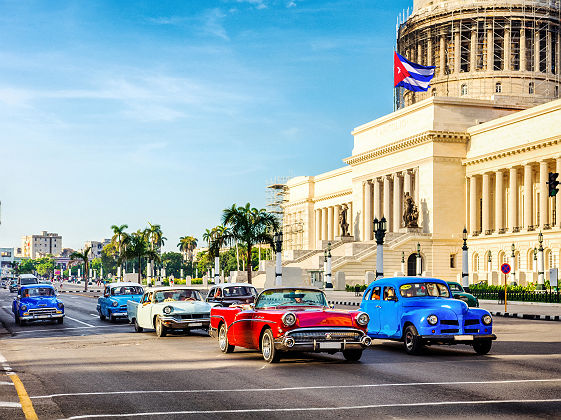 Voitures vintages en face du Capitole de la Havane - Cuba