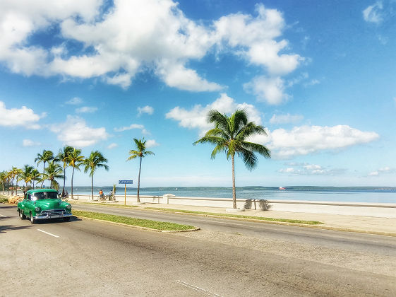 Voiture vintage près de la plage de Cienfuegos - Cuba