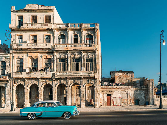 Voiture américaine vintage sur le Malecon de La Havane - Cuba